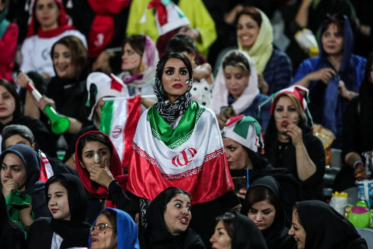 Mulheres poderão ver jogo de futebol em estádios no Irã após 40 anos - Roma  News
