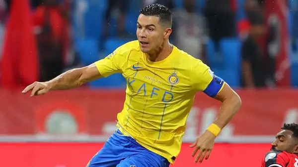 Futebol Saudita News on X: 🚨🚨🚨🚨🚨🚨🚨🚨 Cristiano Ronaldo saiu de  campo bastante irritado, e jogou água em um cameraman que o estava  filmando, pedindo para que o mesmo se retirasse dali   /