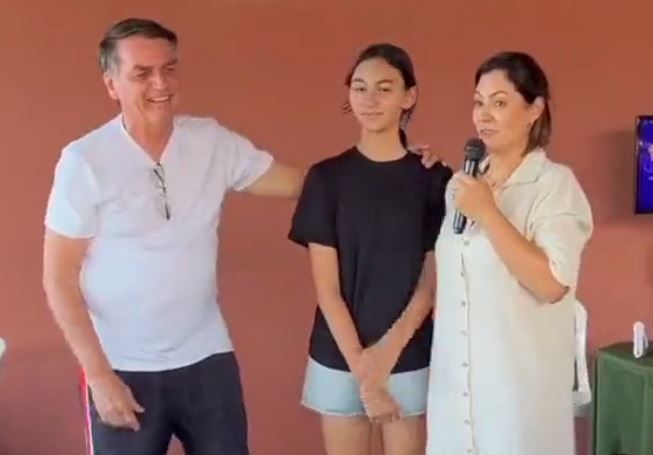 Laura Bolsonaro completa 13 anos com festa simples ao lado dos pais;  assista - Roma News